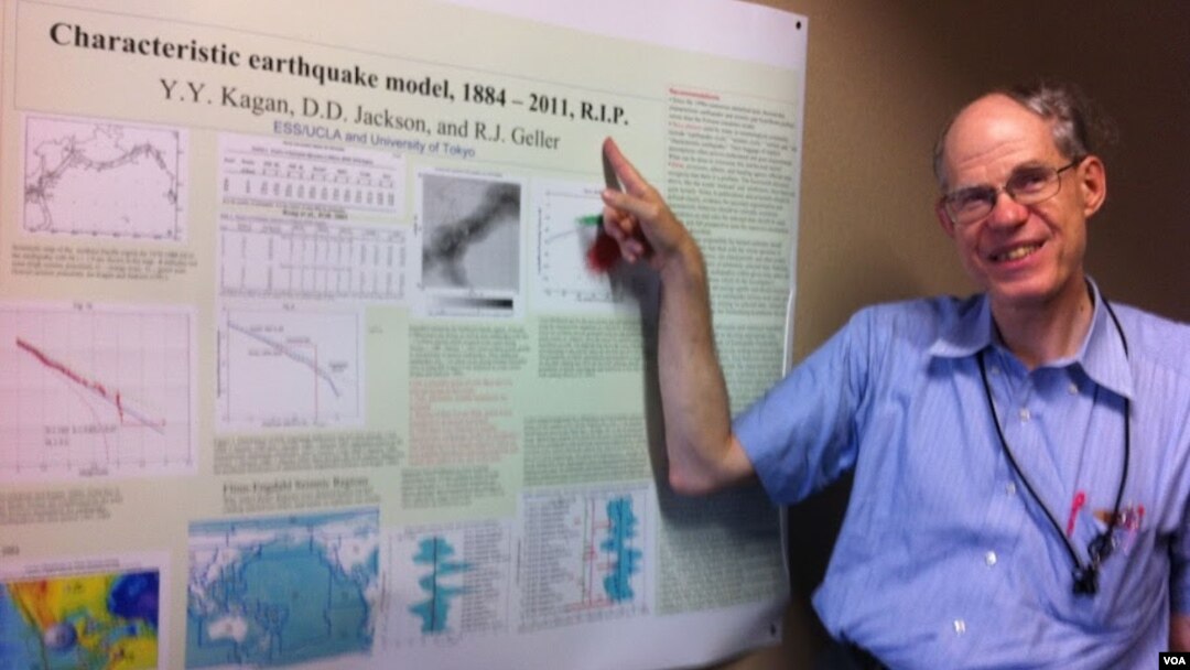 Profesor Robert Geller dari Tokyo University dan poster dokumen yang mengkritisi metode prediksi gempa. (Foto: VOA/Steve Herman)