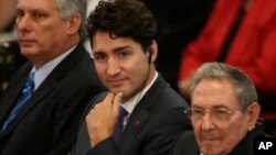 El primer ministro de Canadá, Justin Trudeau, con el presidente cubano Raúl Castro y el primer vicepresidente Miguel Díaz-Canel Bermúdez, izquierda, en la Universidad de La Habana, Cuba, durante su visita oficial a la isla. 16 de noviembre de 2016.