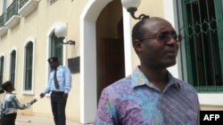 Le journaliste et militant de droite angolais Rafael Marques, à droite, à l'extérieur de la cour provinciale de Luanda, le 25 mai 2015.