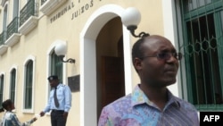 Qulques personnes à l'extérieur de la cour provinciale de Luanda, Angola, 25 mai 2015.