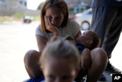 La migrante venezolana Erika Arias espera con su familia afuera de un refugio en Tapachula, México, el 27 de octubre de 2024.