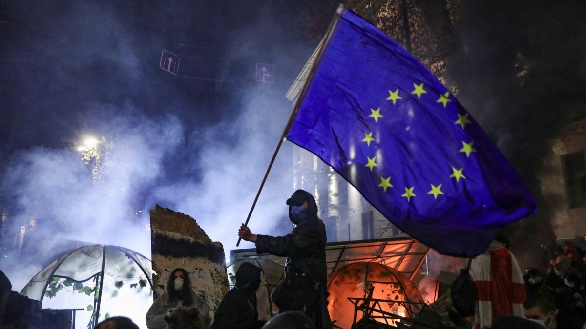 亲欧盟格鲁吉亚民众抗议示威持续,当局称又逮捕100多名示威者