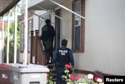 A U.S. Immigration and Customs Enforcement team searches for an immigration fugitive in Santa Ana, California, May 11, 2017.