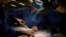 FILE - Robert Montgomery, Leon H. Pachter, MD, Profesor dan ketua Departemen Bedah di NYU Langone dan direktur Institut Transplantasi, melakukan xenotransplantasi pertama di NYU Langone di New York , AS.(Joe Carrotta untuk NYU Langone Health/Handout via REUTERS)