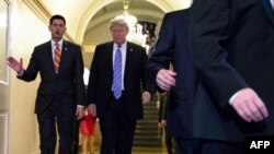 Le président américain Donald Trump, accompagné du président de la Chambre, Paul Ryan (à gauche), à son arrivée pour une réunion avec les membres républicains du Congrès au Capitole des États-Unis à Washington, DC