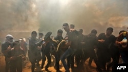 Palestinci nose demonstranata povređenog u sukobima sa Izraelom blizu granice Pojasa Gaze i Izraela.