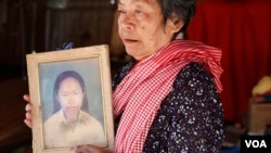 Peou Heng, 70, holds a picture of her daughter who passed away in the 1997 grenade attack in Phnom Penh, Cambodia, February 28, 2017. (Hean Socheata/VOA Khmer) 