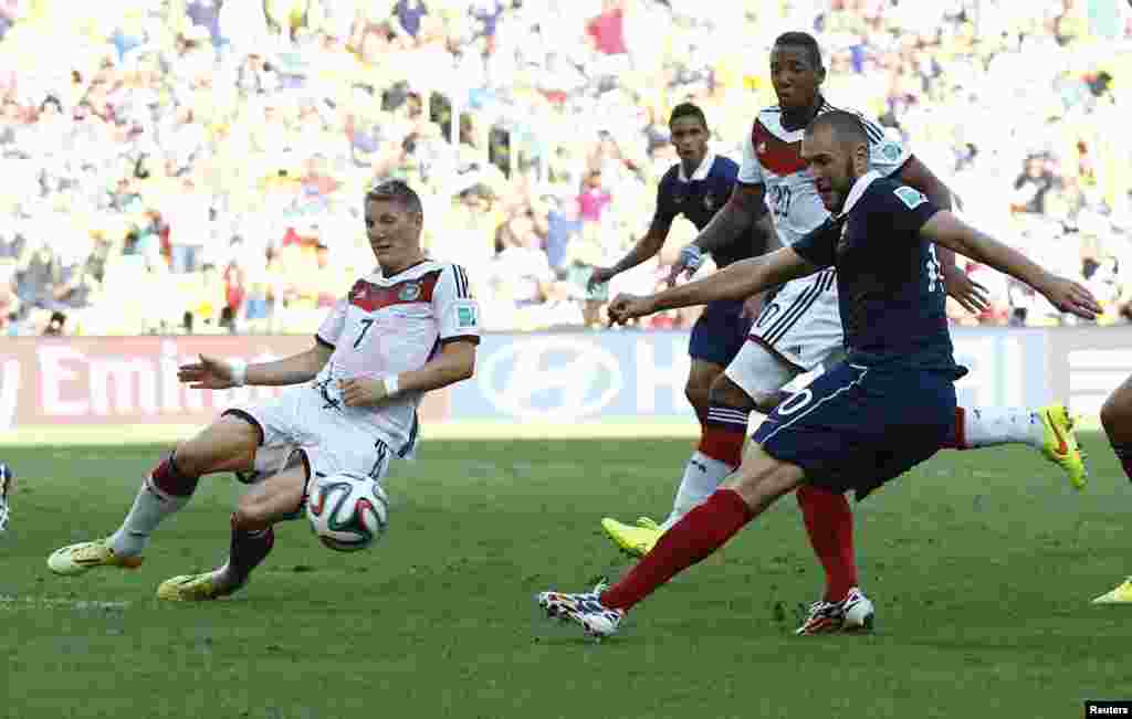 Fransiya hujumchisi Karim Benzema Germaniyaga qarshi kechgan o&#39;yinning so&#39;nggi daqiqasida gol urishga urinmoqda, 4-iyul, 2014-yil.
