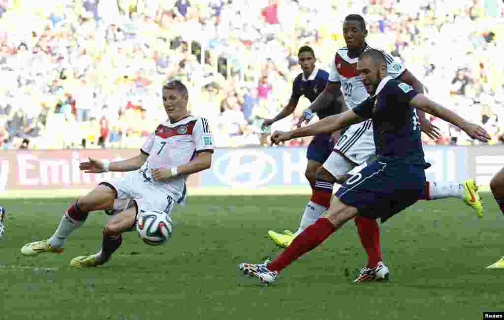 France's Karim Benzema tries to score in the last minute of the quarter-finals at the Maracana stadium in Rio de Janeiro, July 4, 2014.