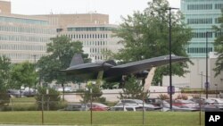 Pesawat mata-mata SR-71 "Blackbird" dipajang di lapangan parkir di markas besar CIA, McLean, Virginia, di pinggiran Washington DC. 