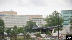 Sede la CIA en McLean, Virginia, con un avión Lockheed SR-71 ‘Blackbird’ de reconocimiento que fue usado de 1964 a 1998 por la Fuerza Aérea. Foto de archivo.