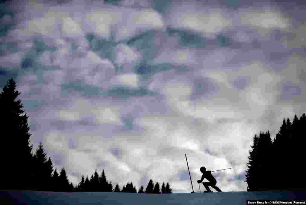 Lebanon&#39;s Ray Iskandar competes in the Alpine Skiing Men&rsquo;s Slalom Run 2 at Les Diablerets Alpine Centre in in Lausanne, Switzerland, during the 2020 Lausanne Winter Youth Olympic Games.