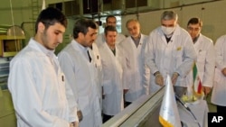 El presidente de Irán, Mahmud Ahmadinejad (segundo de la izquierda) inaugura un nuevo proyecto nuclear en Teherán, en febrero de 2012.