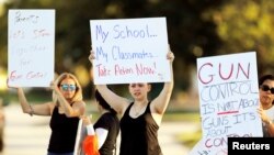 Estudantes da escola do massacre na Florida protestam contra venda de armas