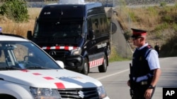 21일 스페인 바르셀로나 서부 지역에서 무장경찰이 경계 근무를 서고 있다.