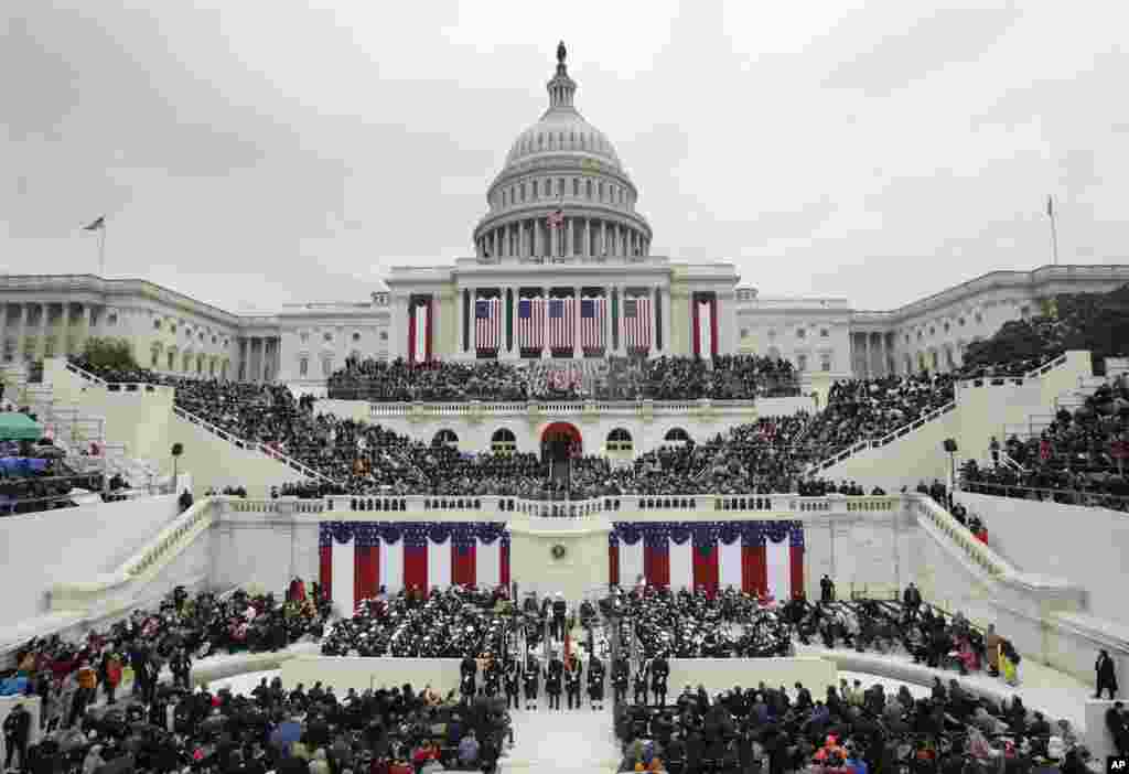 Des milliers de personnes assistent à la prestation de serment du président Donald Trump au Capitol, Washington, 20 janvier 2017.