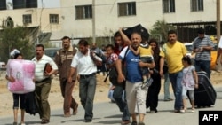 Người Palestine khiêng đồ đạc tiến về phía biên giới mới được mở ra qua Ai Cập tại Rafah, miền nam Dải Gaza, ngày 1 tháng 6 năm 2010
