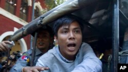 Wartawan Reuters Kyaw Soe Oo (diborgol) memberikan keterangan kepada media saat meninggalkan pengadilan di luar Yangon, Myanmar, Rabu, 10 Januari 2018.