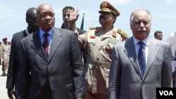 PM Libya Al-Baghdadi Ali Al-Mahmoudi (kanan) menyambut kedatangan Presiden Afsel Jacob Zuma (kiri) di bandara Tripoli, Senin (30/5).