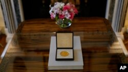 ছবিতে লন্ডনে সুইডেনের রাষ্ট্রদূতের বাসভবনে ২০২১ সালে সাহিত্যে দেয়া নোবেল পুরস্কারটি দেখা যাচ্ছে। ডিসেম্বর ০৬, ২০২১। 