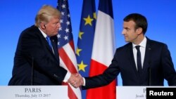 Le président américain Donald Trump et son homologue français, Emmanuel Macron, lors d’une conférence de presse à Paris, France, 13 juillet 2017.