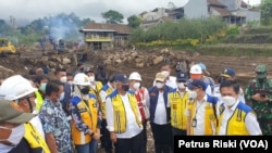 Menteri Pekerjaan Umum dan Perumahan Rakyat, Basuki Hadimuljono meninjau lokasi banjir bandang di Desa Bulukerto, Kecamatan Bumiaji, Kota Batu (VOA/Petrus Riski).