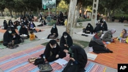 지난달 20일 이란 테헤란에서 열린 야외 기도회에서 이슬람 교도들이 마스크를 쓰고 있다.