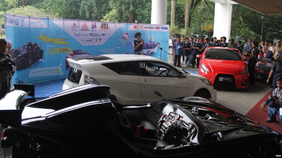 Empat mobil hemat energi diluncurkan di halaman Rektorat Kampus Institut Teknologi Sepuluh Nopember (ITS) Surabaya, 25 April 2014. Mobil-mobil ini akan melakukan perjalanan uji coba keliling Jawa dalam rangka memperingati Hari Pendidikan Nasional, 2 Mei 2014 mendatang (Foto: VOA/Petrus Riski).