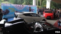 Empat mobil hemat energi diluncurkan di halaman Rektorat Kampus Institut Teknologi Sepuluh Nopember (ITS) Surabaya, 25 April 2014. Mobil-mobil ini akan melakukan perjalanan uji coba keliling Jawa dalam rangka memperingati Hari Pendidikan Nasional, 2 Mei 2014 mendatang (Foto: VOA/Petrus Riski).