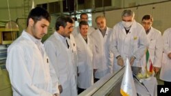 15일 핵시설을 방문한 이란 대통령 (왼쪽 두번째)