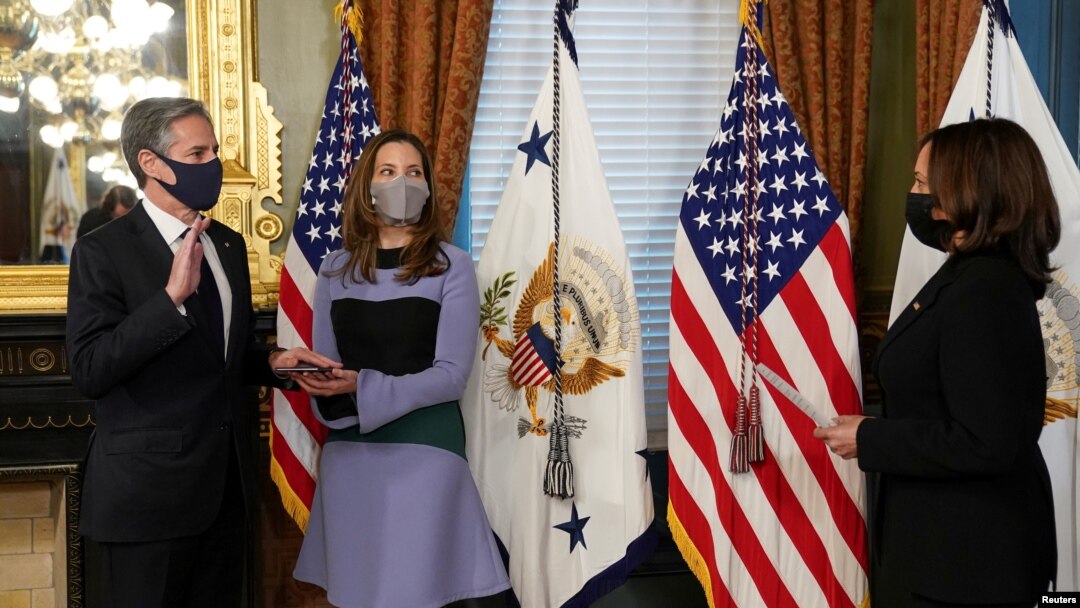 Momento en que Antony Blinken jura como secretario de Estado de EE.UU. ante la vicepresidenta Kamala Harris, en la Casa Blanca, el 27 de enero de 2021.