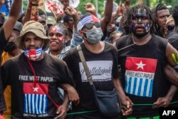 Mahasiswa Papua berdemonstrasi untuk kemerdekaan provinsi Papua, di markas polisi di Surabaya pada 1 Desember 2021, bertepatan dengan hari jadi Gerakan Papua Merdeka (OPM). (Foto: AFP/Juni Kriswanto)