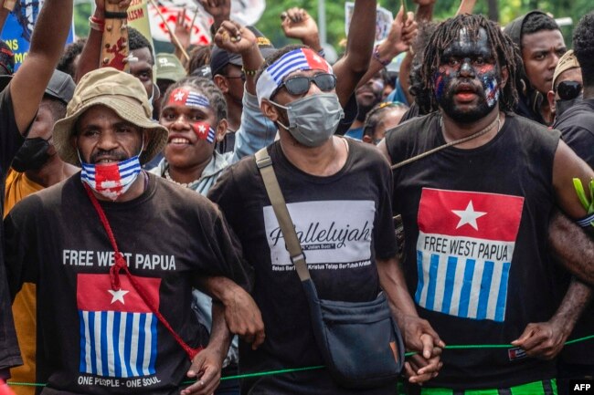 Mahasiswa Papua berdemonstrasi untuk kemerdekaan provinsi Papua, di markas polisi di Surabaya, 1 Desember 2021, bertepatan dengan hari jadi Gerakan Papua Merdeka (OPM). (Juni KRISWANTO / AFP)