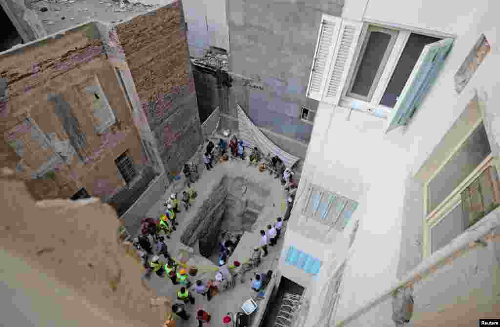 Foto kawasan permukiman di mana ditemukan sebuah peti jenazah berisi tiga mumi (mummy) di Alexandria, Mesir hari Kamis (19/7).