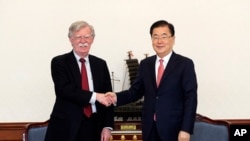 Ông John Bolton và ông Chung Eui-yong, Cố vấn an ninh quốc gia của Hàn Quốc.