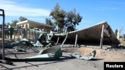 Kerusakan gedung sekolah tampak setelah adanya serangan udara oleh pesawat-pesawat tempur di distrik Zara di Tripoli, Libya, 13 April 2019 (foto: Reuters/Hani Amara)