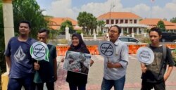 Aktivis Ecoton melakukan aksi bahaya dioksin akibat pembakaran sampah plastik.