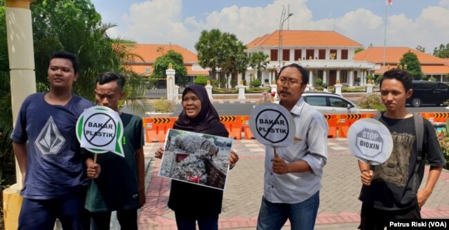 Aktivis Ecoton melakukan aksi bahaya dioksin akibat pembakaran sampah plastik.