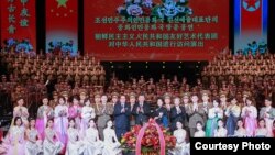 시진핑 중국 국가주석 부부가 27일 베이징에서 열린 북한 친선예술단의 공연을 관람한 뒤 기념촬영을 하고 있다. (제공:신화통신사)
