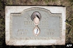 미국 일리노이주 바 오크 묘지에 안장된 에멧 틸의 묘지.
