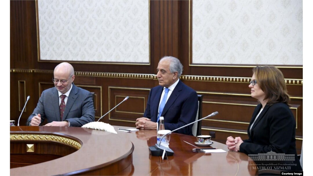 Chapdan: AQShning Toshkentdagi diplomatik missiyasi rahbari Alan Meltzer, Afg'oniston bo'yicha maxsus elchi Zalmay Halilzod va Oq uy rasmiysi Liza Kurtiz, Toshkent, 10-dekabr, 2018