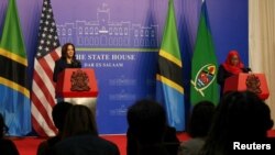 La présidente tanzanienne Samia Suluhu Hassan (à droite) et la vice-présidente américaine Kamala Harris lors d'une conférence de presse à Dar es Salaam, en Tanzanie, le 30 mars 2023.