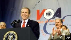 Predsjednik Bush govori na proslavi 60 godina rada Glasa Amerike u Washingtonu, 25. februara 2002.