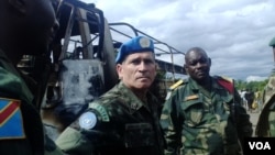 Le commandant de la Force de la MONUSCO général Carlos Alberto Dos Santos Cruz au lieu d'une embuscade tendue par des ADF à Beni, le territoire de Beni, dans l'est du Congo, mai 2015. (Nicholas Long / VOA)