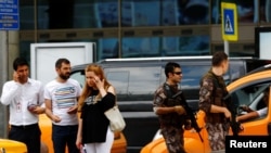 Pripadnici turskih snaga bezbednosti na istanbulskom aerodromu Ataturk, 30. jun 2016.