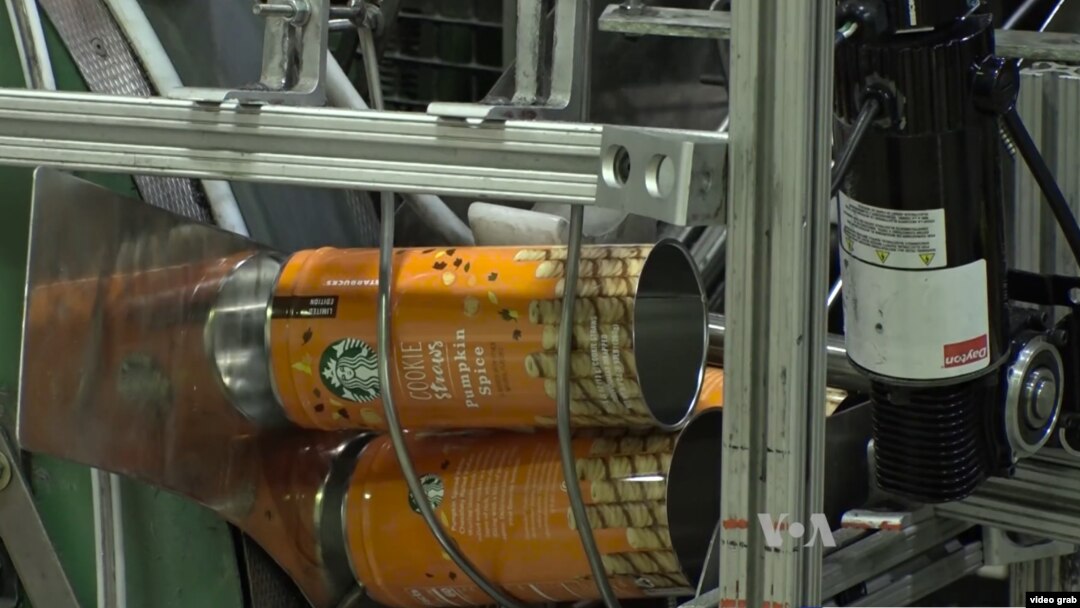 Suasana produksi kaleng di pabrik Independent Can Company, luar kota Baltimore, Maryland. (VOA/Videograb)