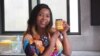 Laetitia Atsu, directrice de Bébé Green Togo, tenant un pot Mangue/agrume. Lomé, 20 août 2020. (VOA/Kayi Lawson) 
