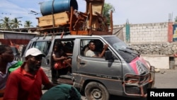 (FILE) People flee their homes amid gang violence, in Port-au-Prince, Haiti, Oct. 20, 2024. 