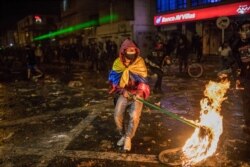 Demonstran bentrok dengan polisi saat berlangsungnya aksi protes yang dipicu oleh kematian seorang pria dalam tahanan polisi di Bogota, Rabu, 9 September 2020