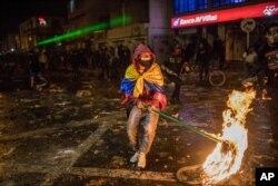 Demonstran bentrok dengan polisi saat berlangsungnya aksi protes yang dipicu oleh kematian seorang pria dalam tahanan polisi di Bogota, Rabu, 9 September 2020